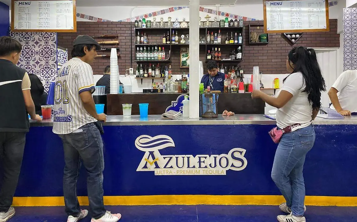 bar azulejos interior del parque de beisbol estadio hermanos serdan